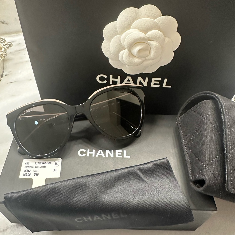 CHANEL Elegant Black Sunglasses